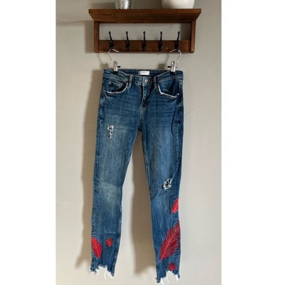 Zara 28x28 Skinny Jeans with Embroidered Leaf Detail Size 4 - Picture 2 of 5